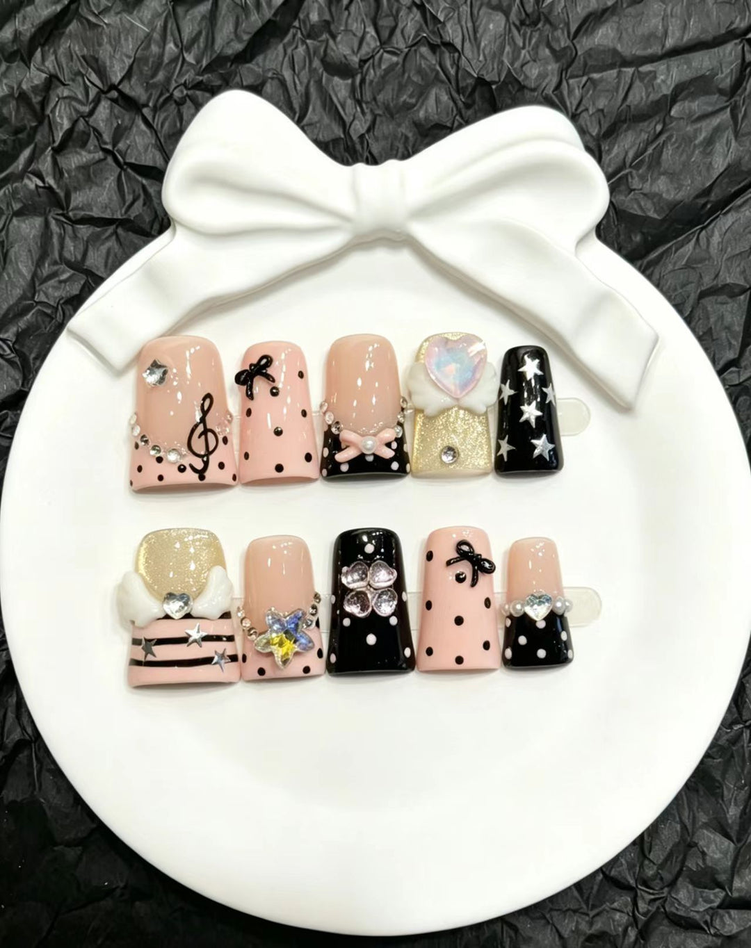Dekoratives Press-On Nail Art Set mit einzigartigen Charms