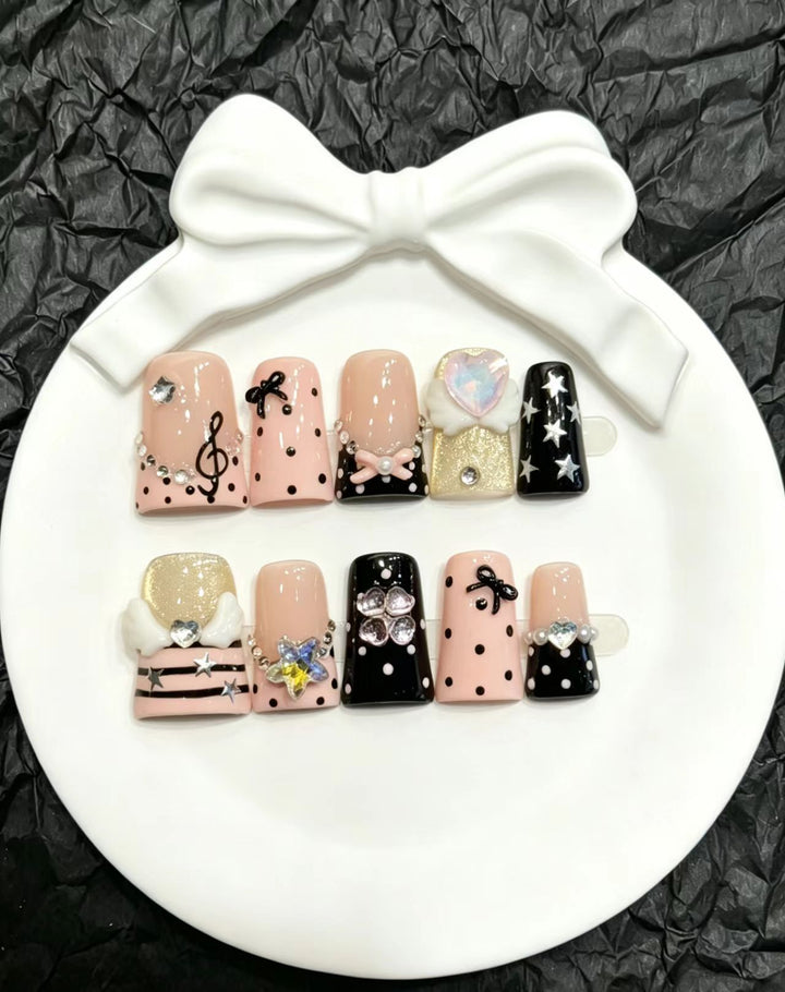 Dekoratives Press-On Nail Art Set mit einzigartigen Charms
