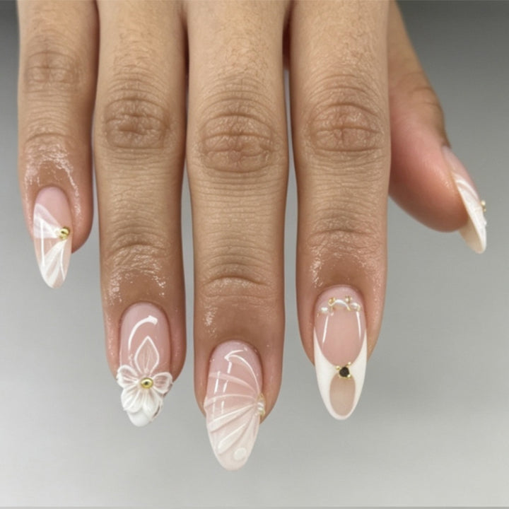 Kunstnägel mit Elegantem Blumendesign und Glitzerakzenten Karnz