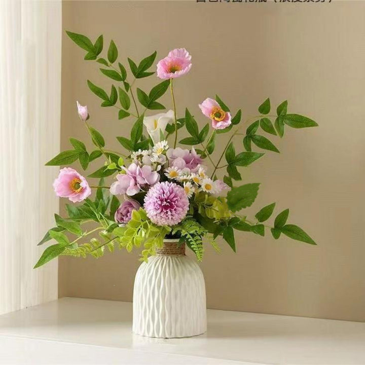 Elegante Blumenarrangement in strukturiertem Vase