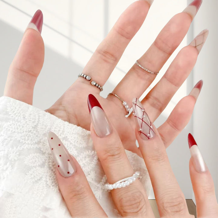 Elegante Kunstnagel-Set mit stilvollen roten Akzenten Karnz