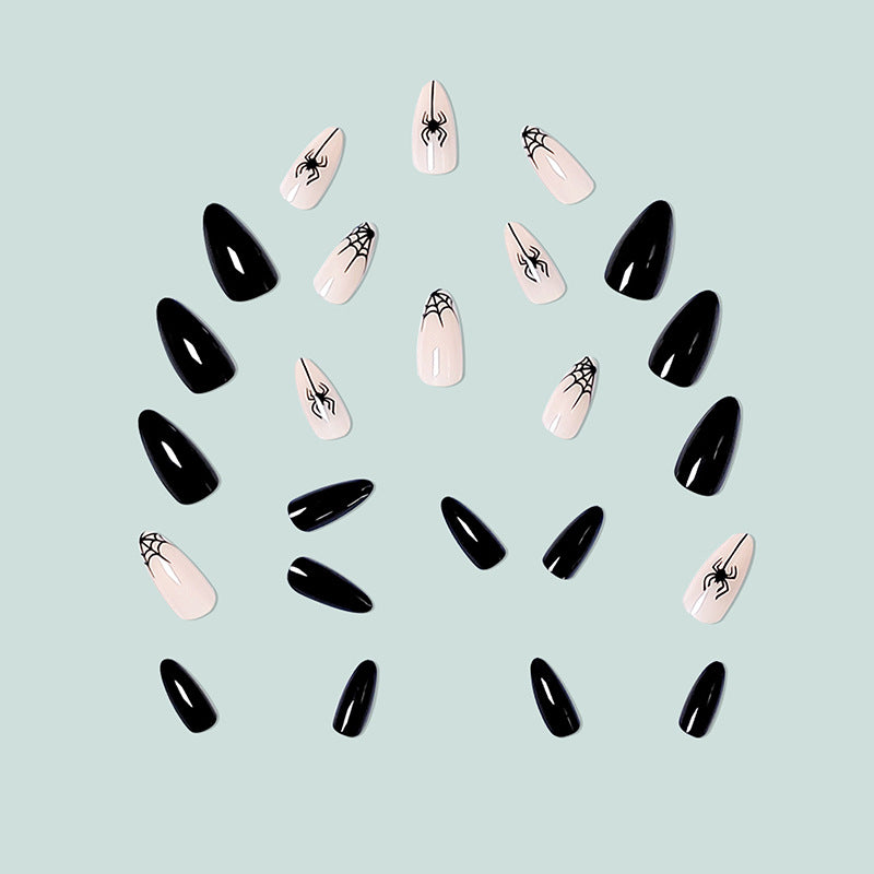Kunstvolle Nagelkunst mit Spinnen-Motiv Karnz