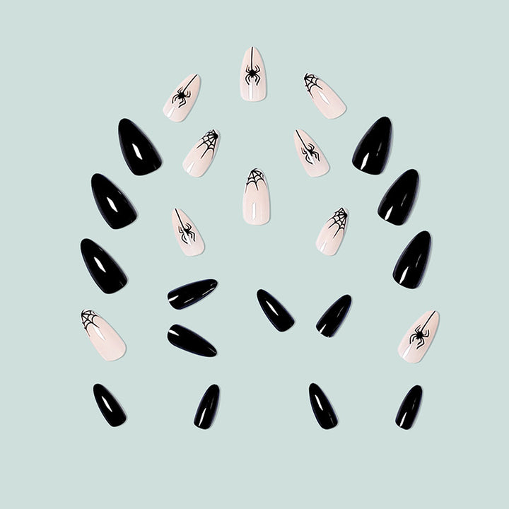 Kunstvolle Nagelkunst mit Spinnen-Motiv Karnz
