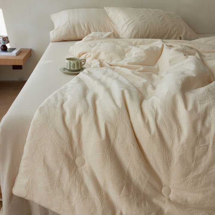 Gesteppter Duvetbezug aus Leinen‑Baumwoll‑Mix mit dezenter Strukturstickerei und Knopf‑Tufting