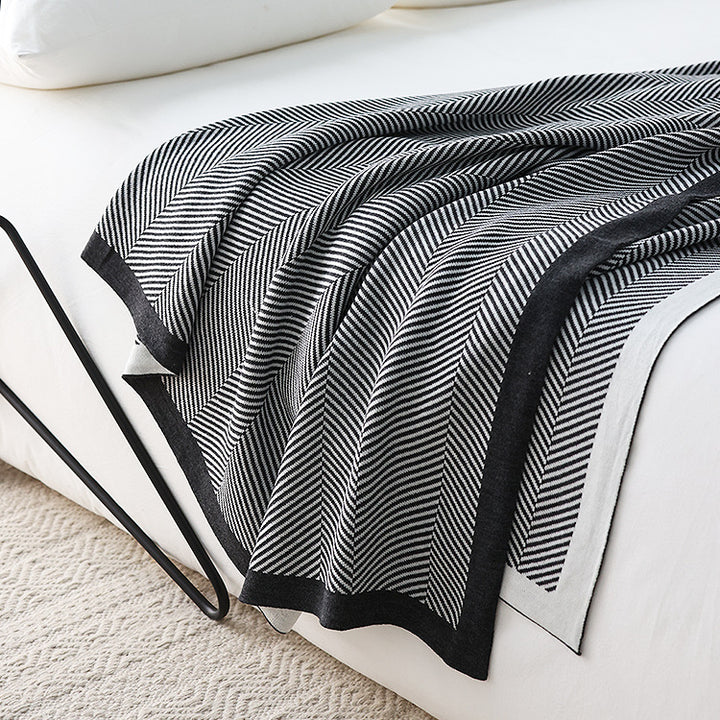 Zeitgenössische Chevron-Strickwurfdecke