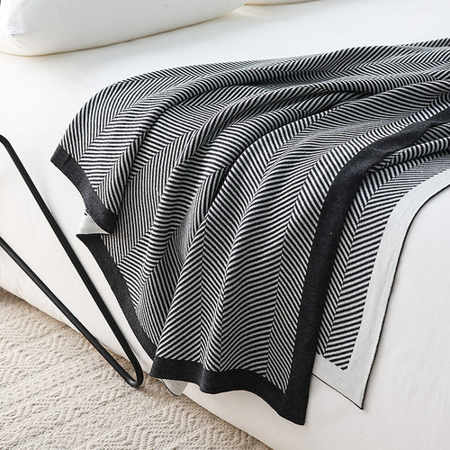 Zeitgenössische Chevron-Strickwurfdecke