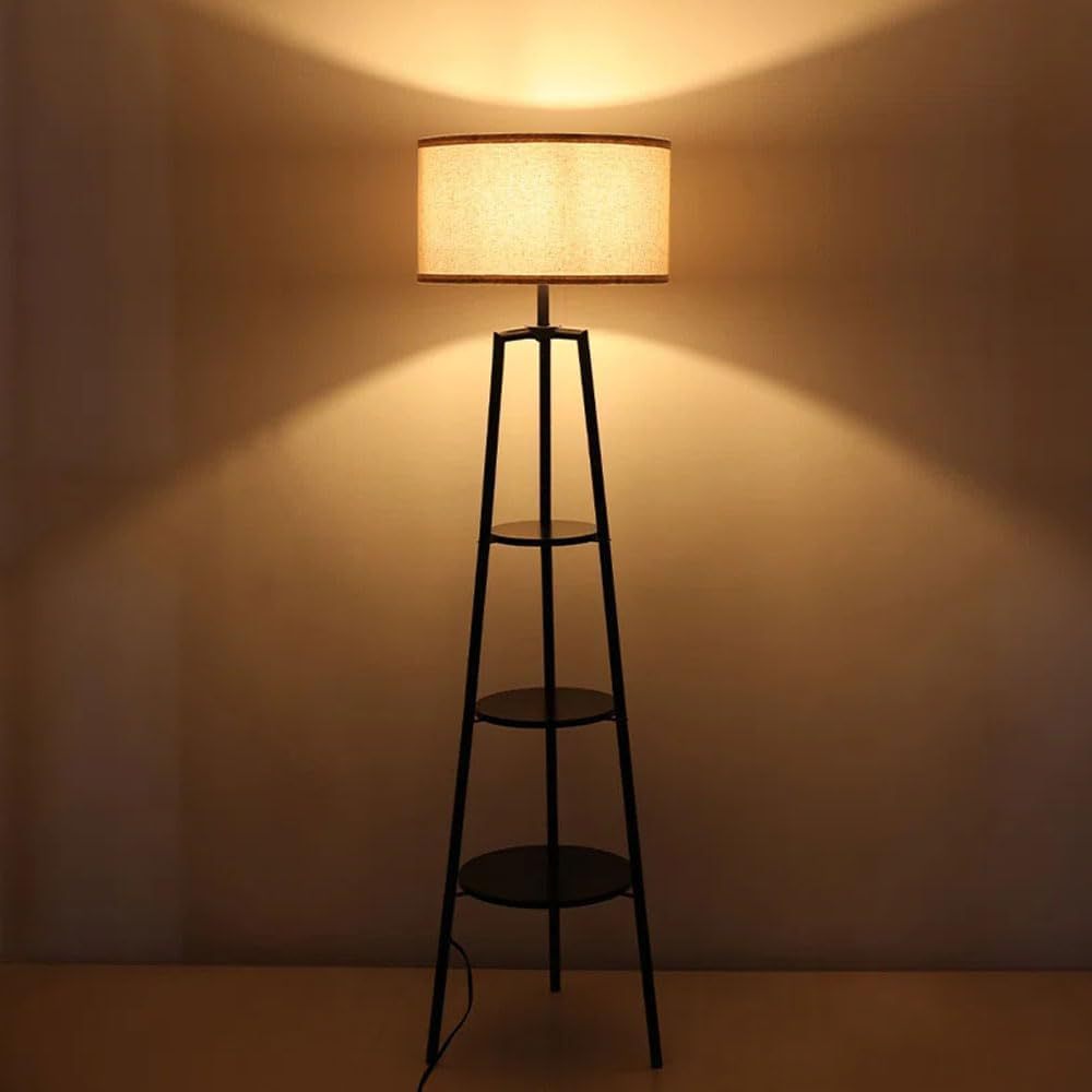 Moderner minimalistischer Stehlampe mit Ablageflächen
