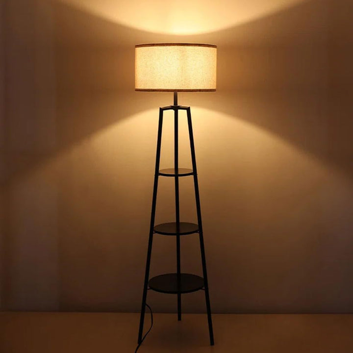 Moderner minimalistischer Stehlampe mit Ablageflächen