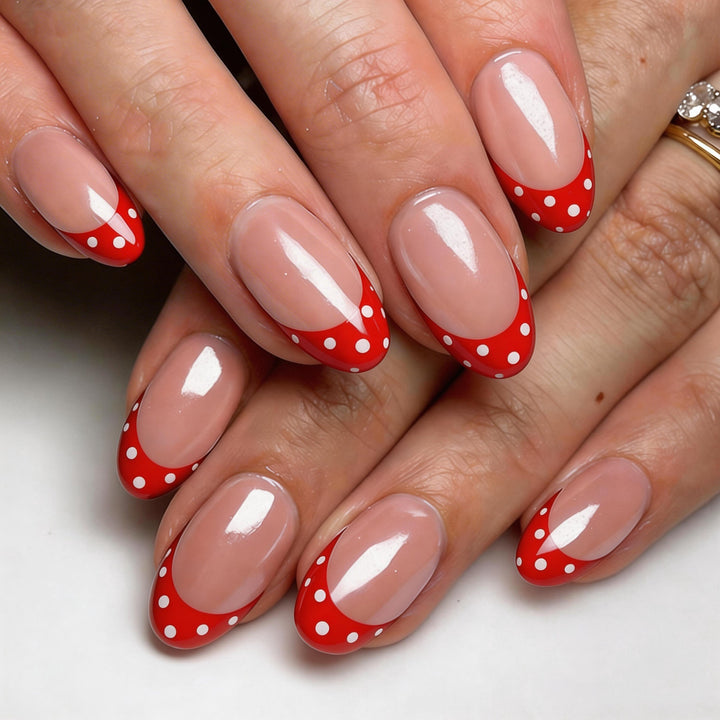 Kreatives Nageldesign Set mit Punkten und elegantem French Look Karnz