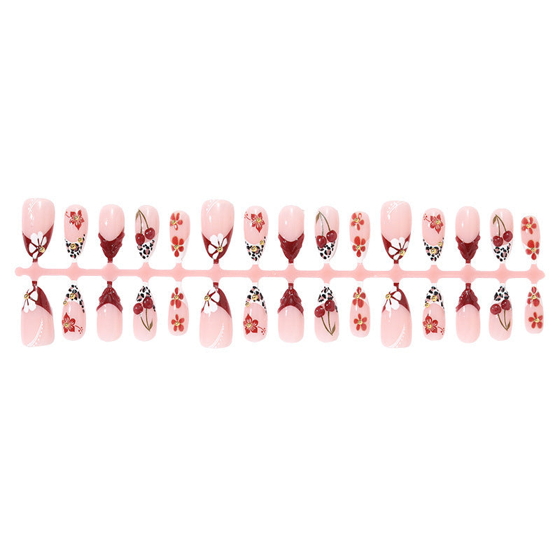Kunstnagelset mit floralen 3D-Designs und eleganten Akzenten Karnz