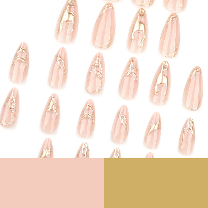 Kunstvolle Nagelverlängerungen mit feinen goldenen Akzenten Karnz