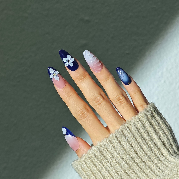 Künstlerische lange Press-On Nägel mit floralem Design Karnz