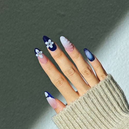 Künstlerische lange Press-On Nägel mit floralem Design Karnz