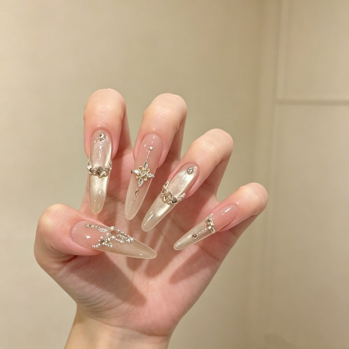 Elegantes Stiletto Press-On Nagelkunstset mit Edelsteinakzenten
