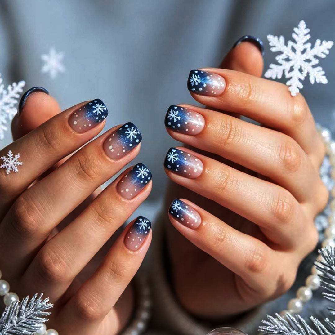 Kunstnägel mit Winterlichem Schneekristall-Design Karnz
