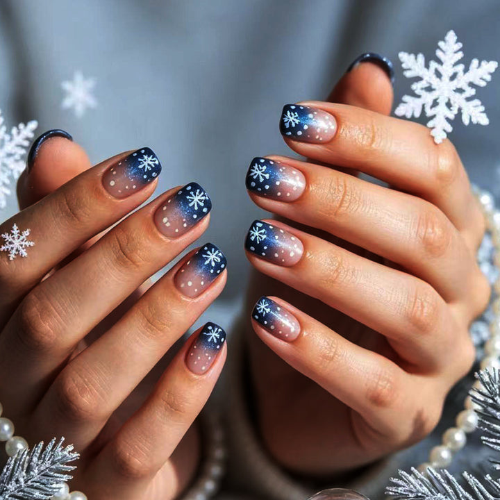 Kunstnägel mit Winterlichem Schneekristall-Design Karnz