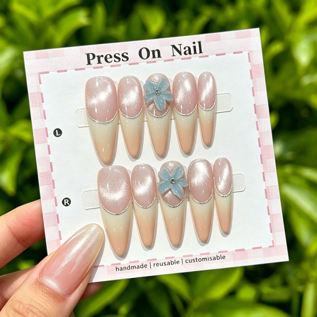 Künstlerisches Press-On Nägel Set mit tropischen und floralen Akzenten