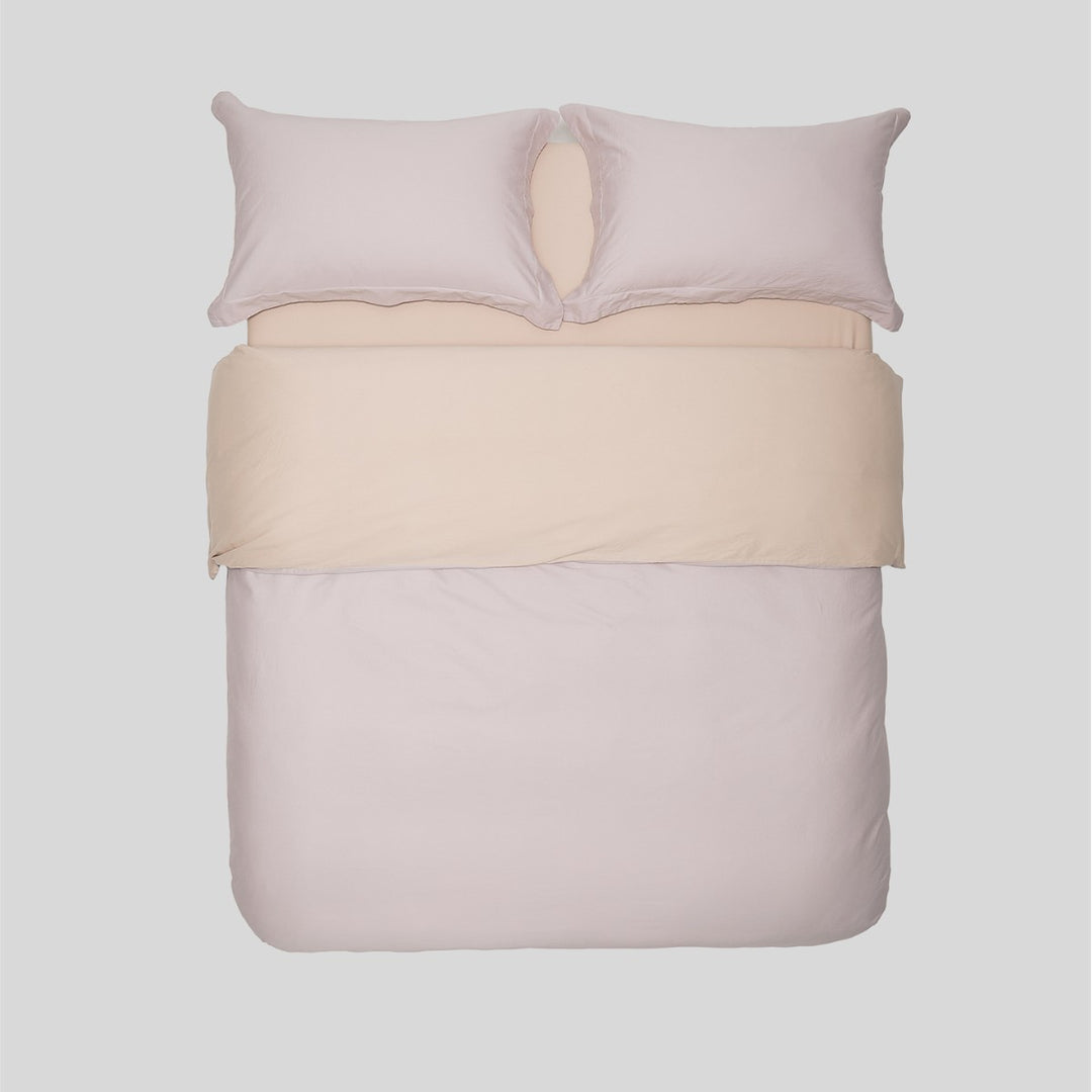 Minimalist gewaschenes gebürstetes Baumwoll-Bettwäsche-Set mit tiefem Spannbetttuch und Kissenbezügen
