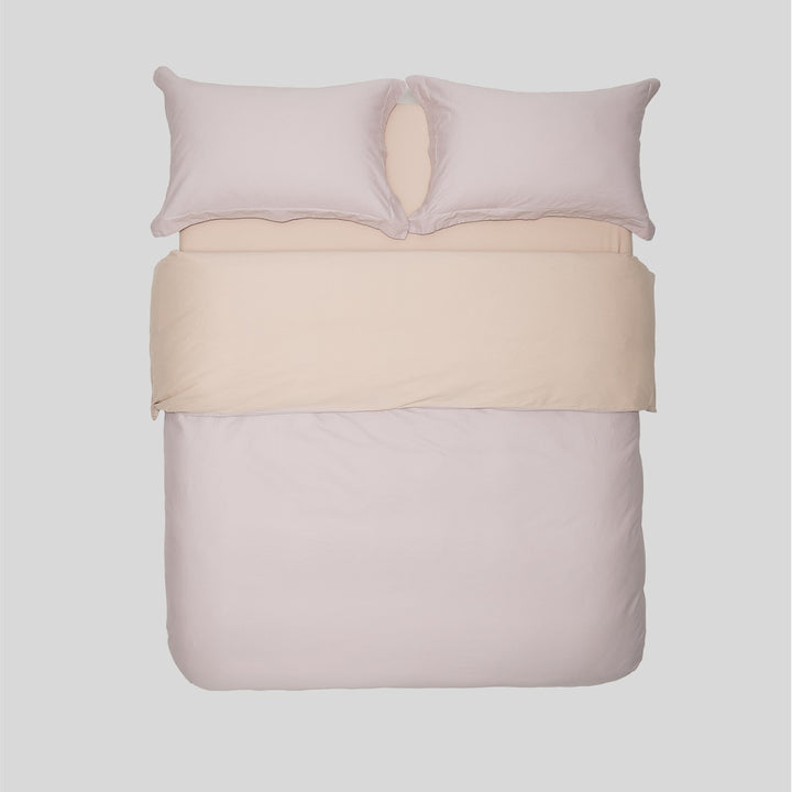 Minimalist gewaschenes gebürstetes Baumwoll-Bettwäsche-Set mit tiefem Spannbetttuch und Kissenbezügen
