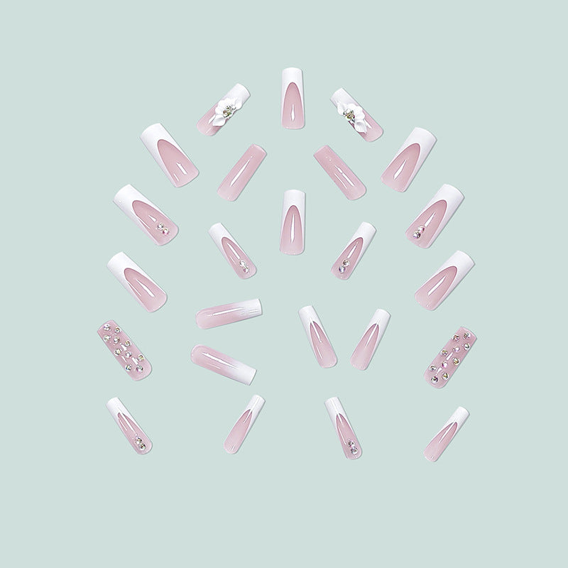 Kunstvolle Stiletto-Nägel mit floralen Akzenten und Strass-Details Karnz