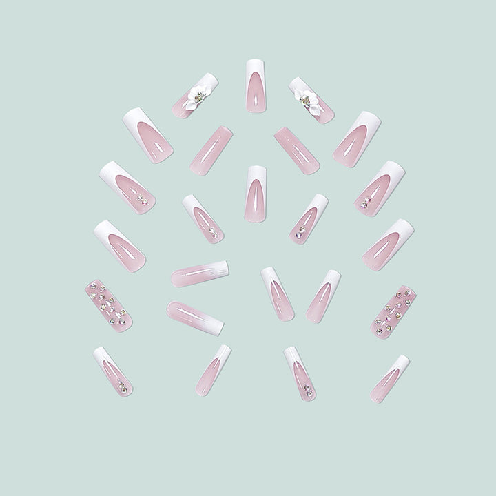 Kunstvolle Stiletto-Nägel mit floralen Akzenten und Strass-Details Karnz