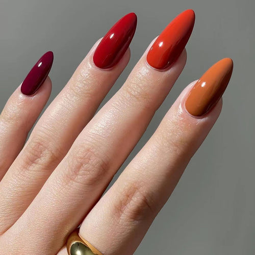 Kunstvolle Nagelverlängerungen im eleganten Stiletto-Stil Karnz