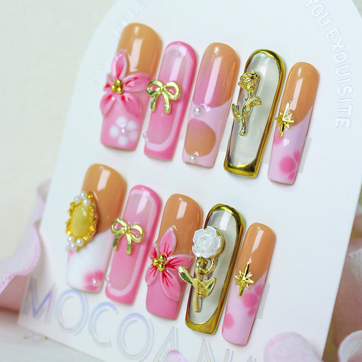 Kunstnagelset mit luxuriösen floralen und glamourösen Verzierungen Karnz