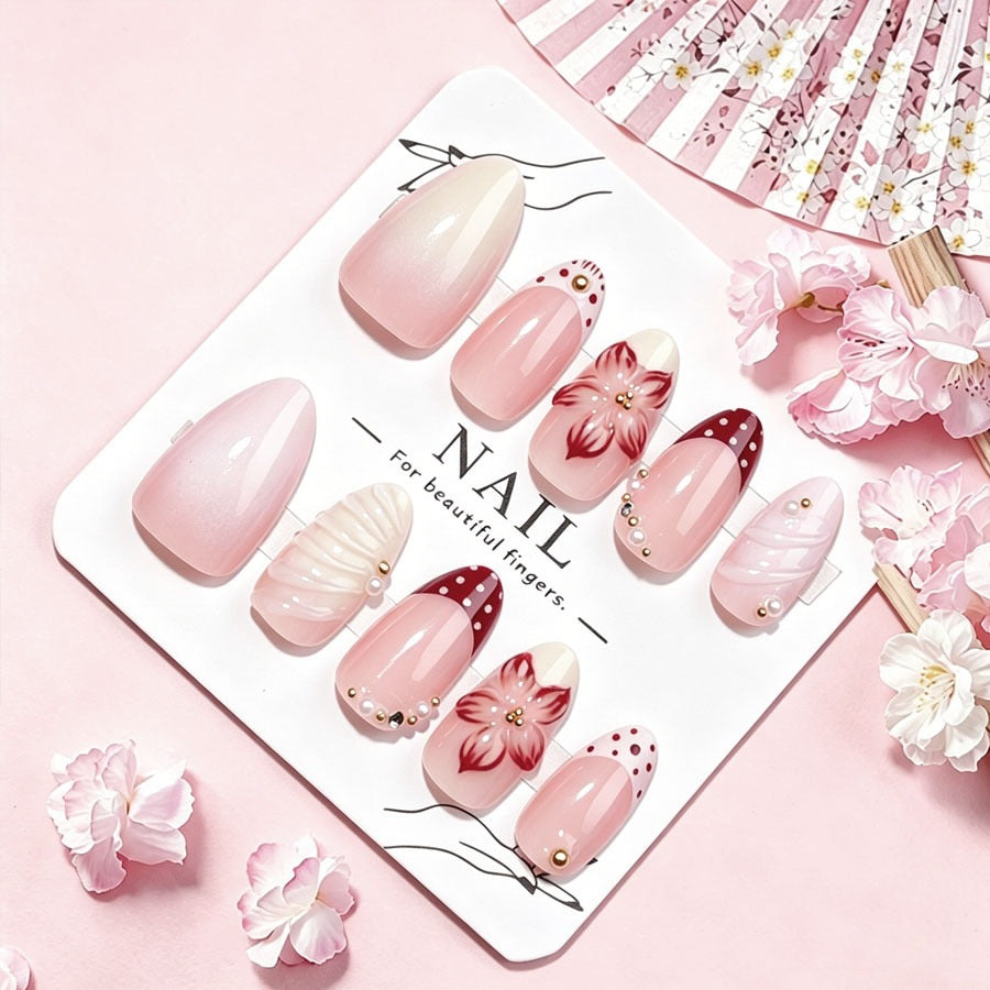 Kunstnagelset mit floralen Details und Glitzerakzenten Karnz