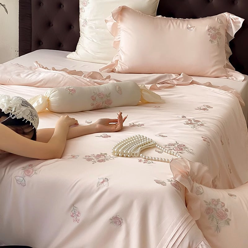 Satin-Effekt Bestickte Rosen Bettbezug Set mit Rüschensaum & Dekorativen Kissenbezügen