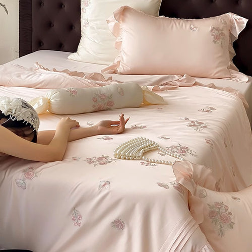 Satin-Effekt Bestickte Rosen Bettbezug Set mit Rüschensaum & Dekorativen Kissenbezügen