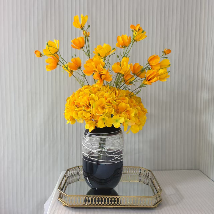 Lifelike Blumenarrangement