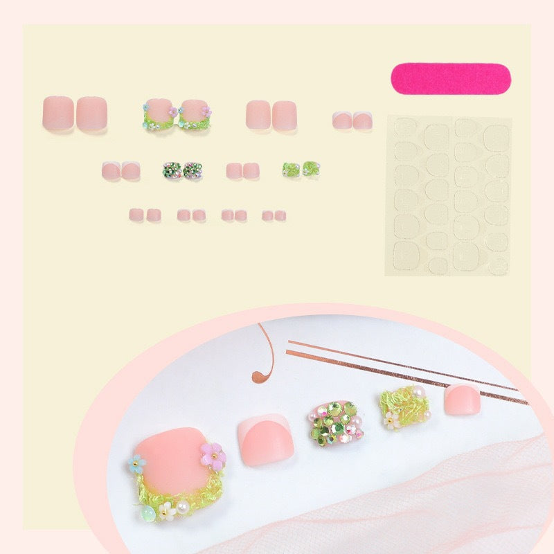 Kunstnagelset mit floralen 3D-Details und Glitzerverzierungen Karnz