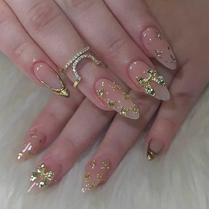 Elegante Nagelkunst im maritime Design mit Glitzer und 3D-Akzenten Karnz