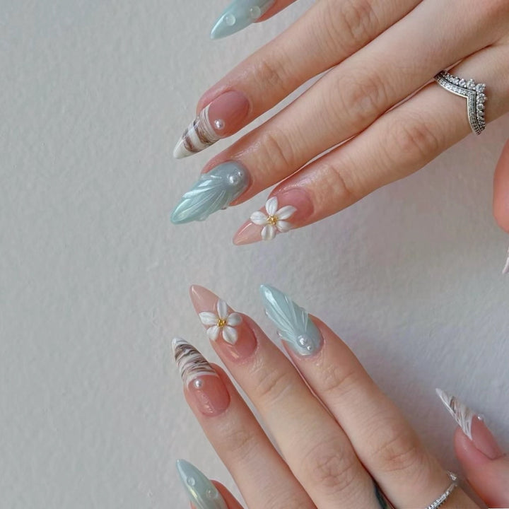 Künstlerische florale Nagelverlängerungen Karnz