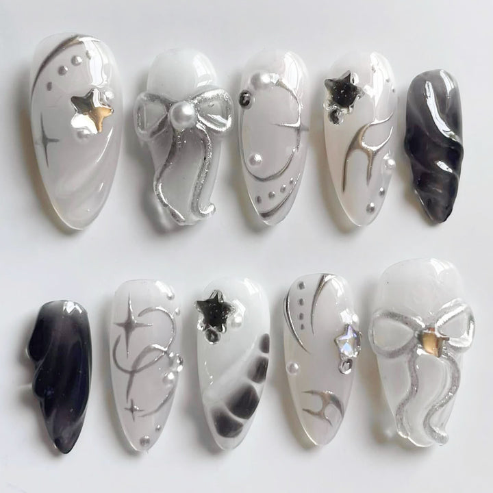 Kreatives Press-On Nagelkunstset mit eleganten silbernen Akzenten Karnz