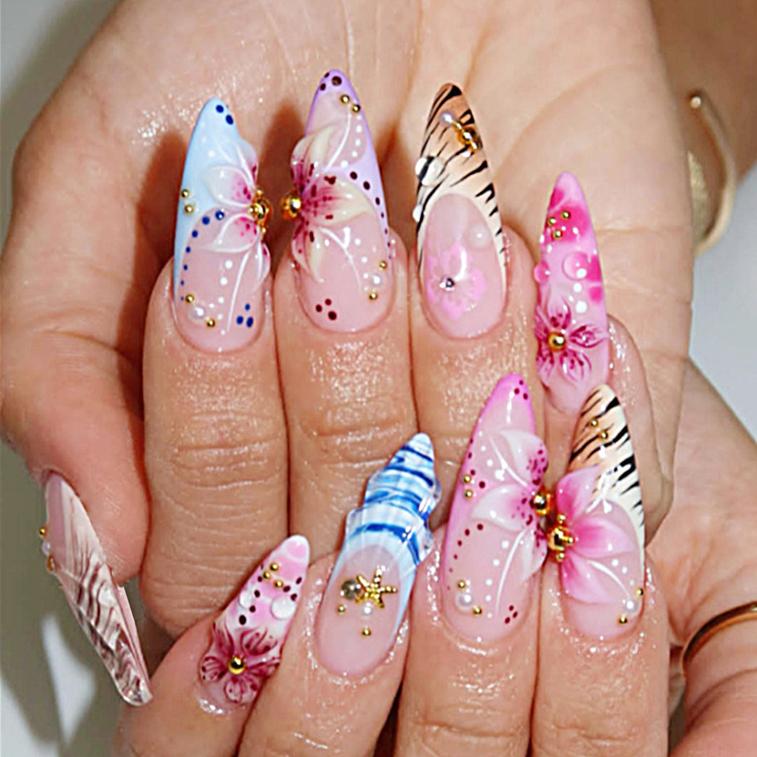 Künstlerisches Press-On Nagelset mit floralem und Edelstein-Akzenten Karnz