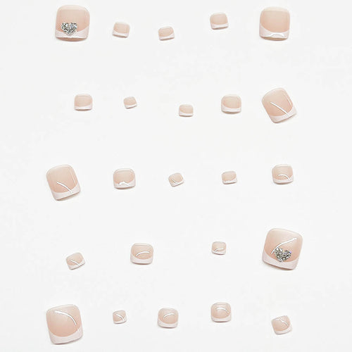 Kunstnagelset mit glamourösem Herzdesign und eleganter French-Spitze Karnz