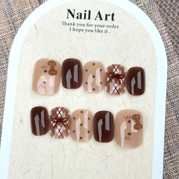 Künstlerisches Press-On-Nagelset mit skurrilen Designs