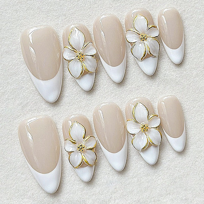 Kunstnagelset mit floralen Akzenten und luxuriösem Glitzer Karnz