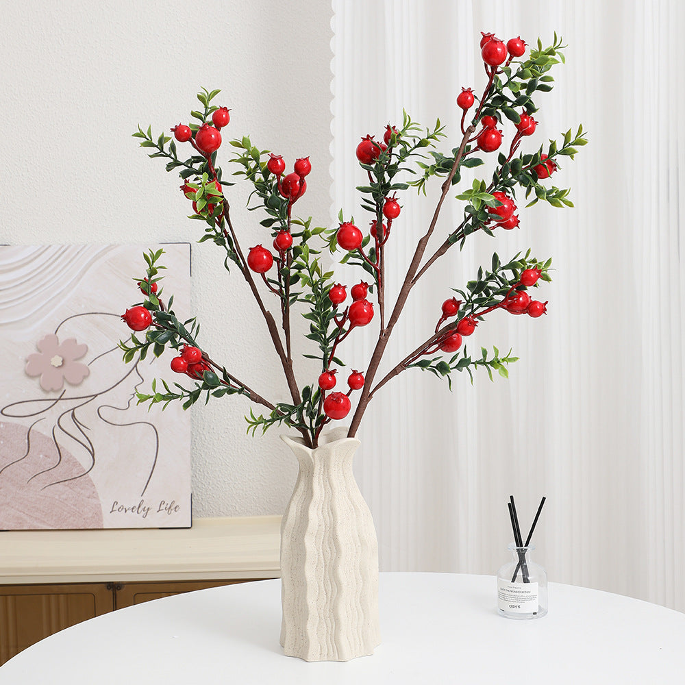 Künstlicher Zweig mit leuchtenden roten Beeren Karnz
