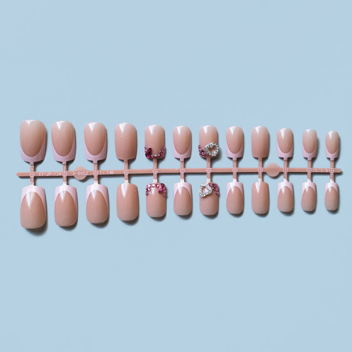 Dekoratives French Tip Nagelkunst Set mit Juwelenakzenten