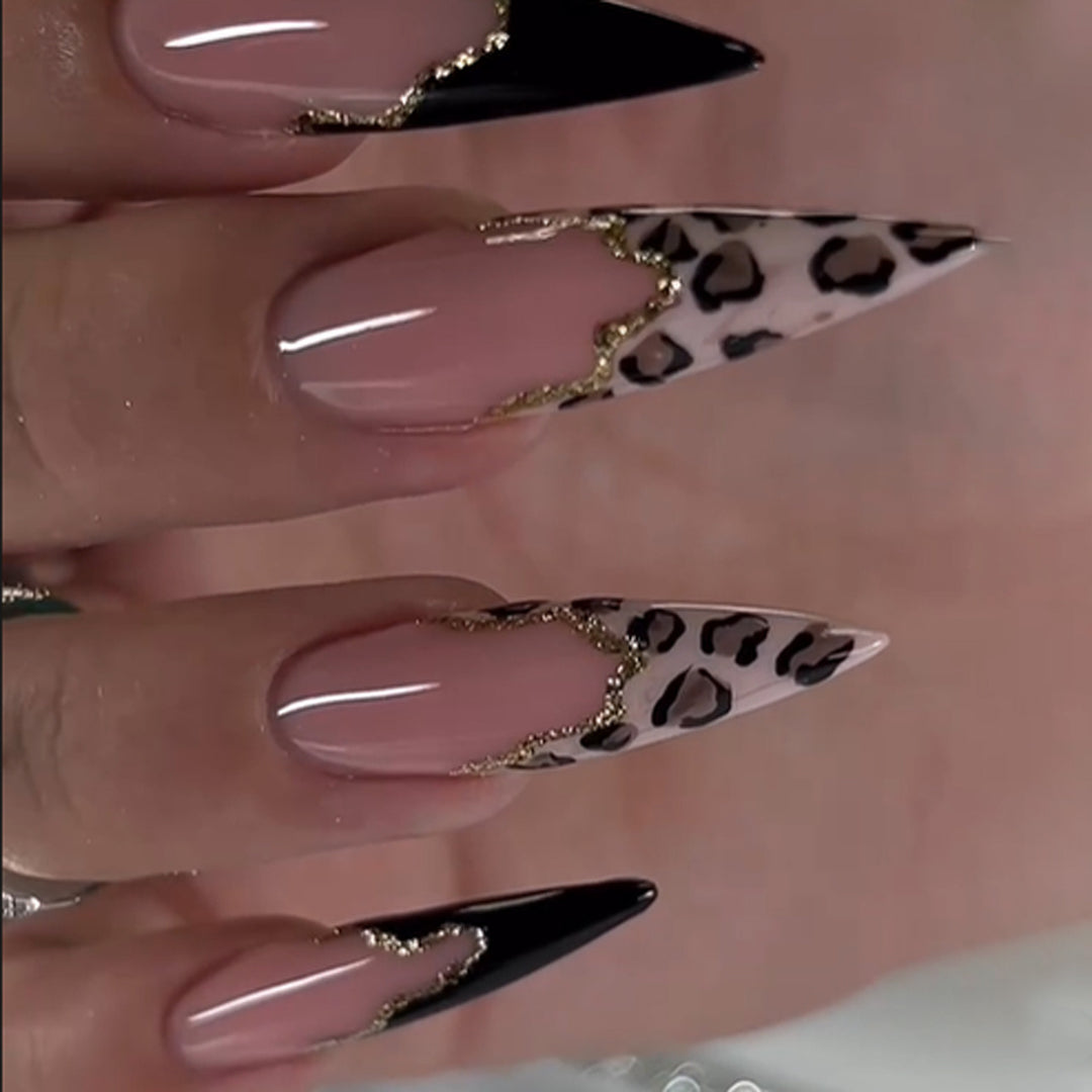 Kunstvolle Stiletto-Nägel im eleganten Leoparden-Design Karnz