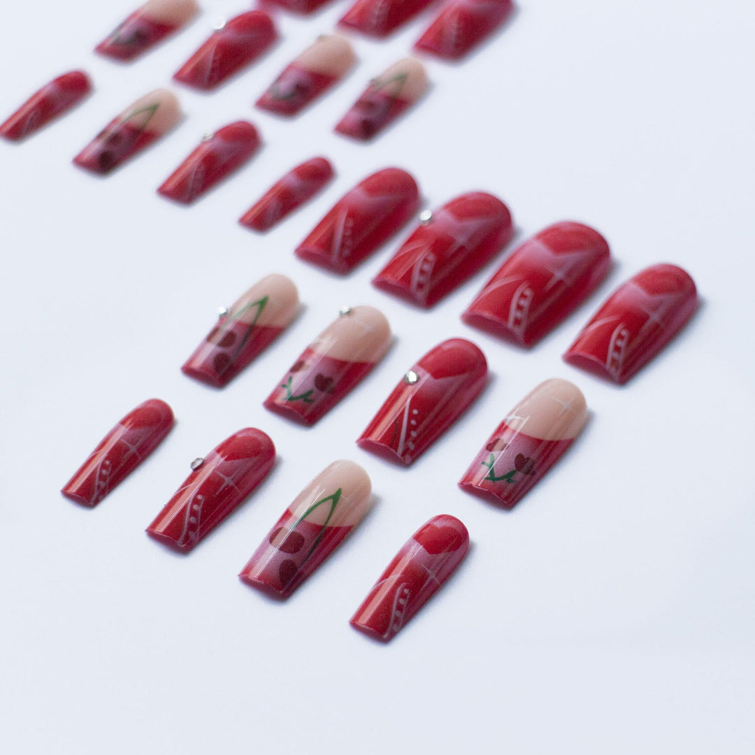 Künstlerisches Herz- und Kirsch-Nagelkunstdesign