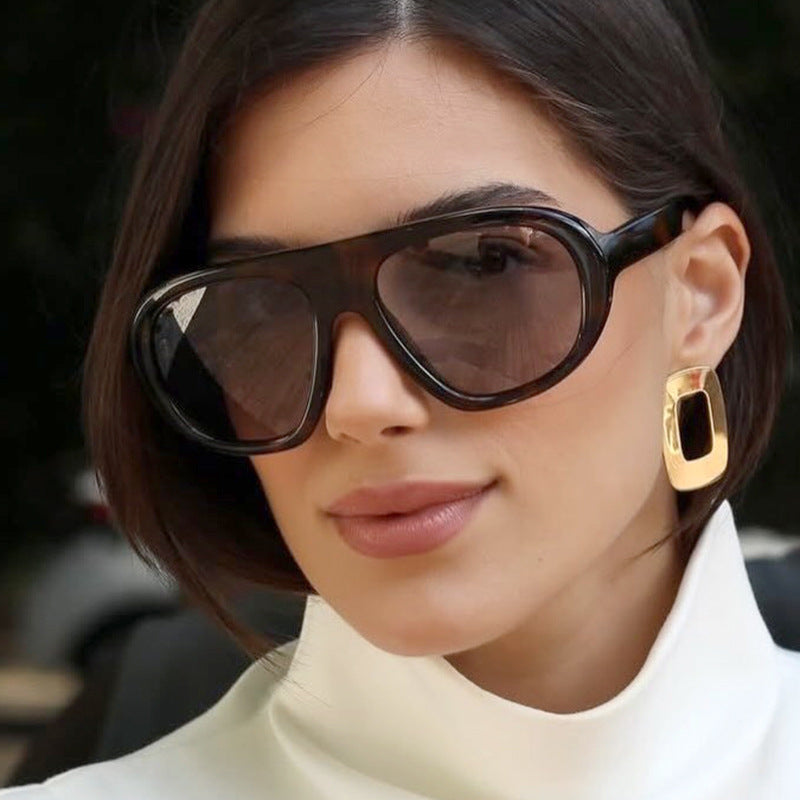 Damen auffällige Sonnenbrille mit futuristischem Rahmen und robustem Design Karnz
