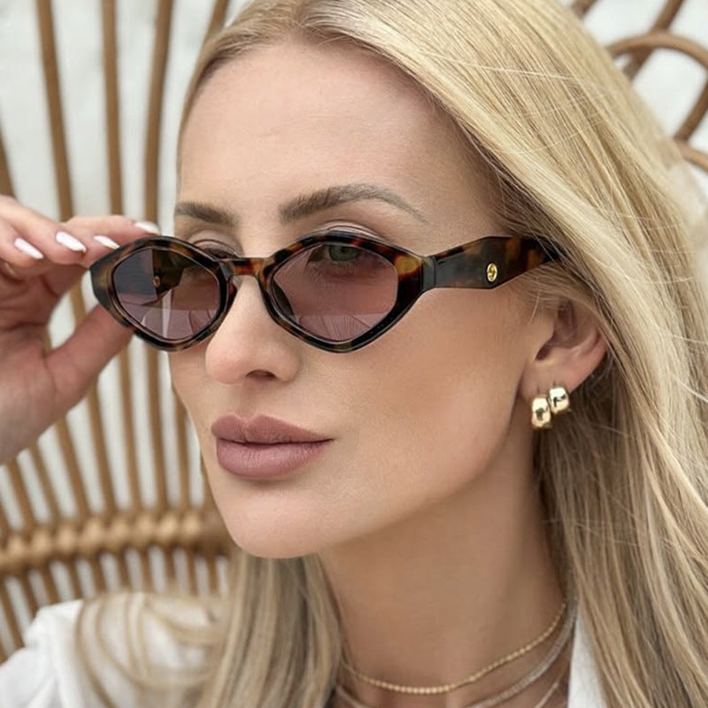 Damen modische Sonnenbrille im markanten Schmetterlingsdesign Karnz