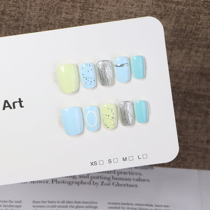 Kreative geometrische Press-On Nagelkunst Karnz