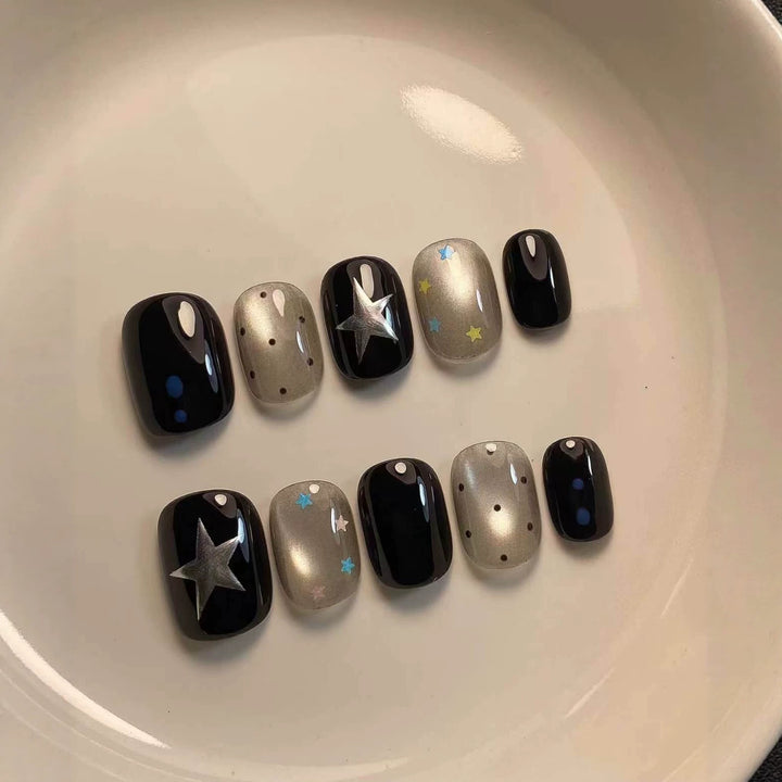 Künstlerisches Press-On Nagelset mit himmlischen Designs