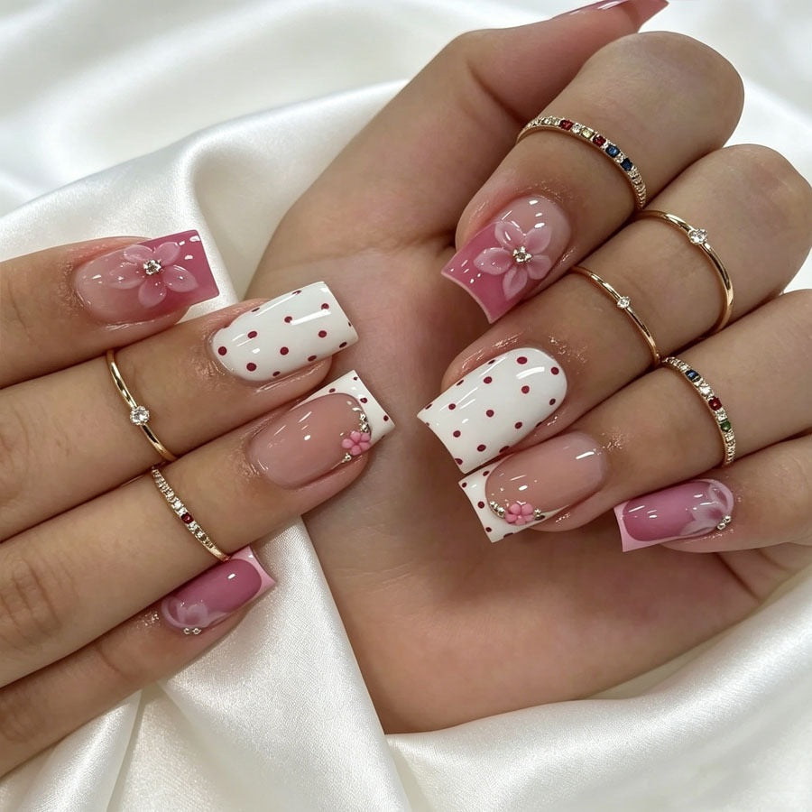 Kunstnagelset mit romantischem Blumen-Design Karnz