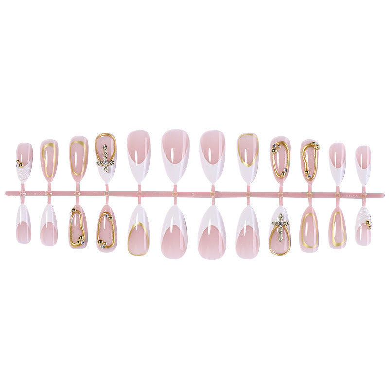 Kunstnagelset mit luxuriösen Goldverzierungen und eleganten Designs Karnz