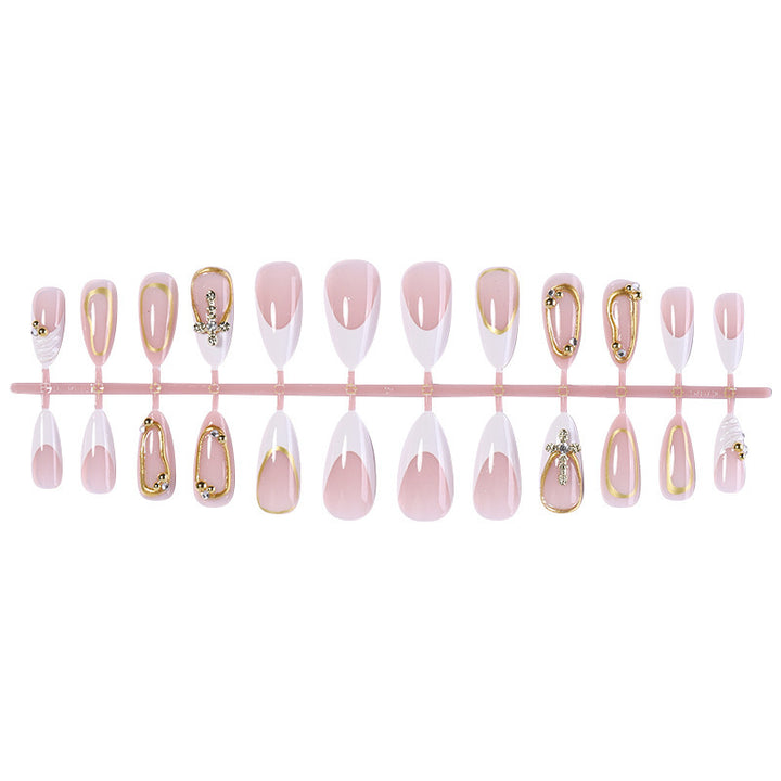 Kunstnagelset mit luxuriösen Goldverzierungen und eleganten Designs Karnz